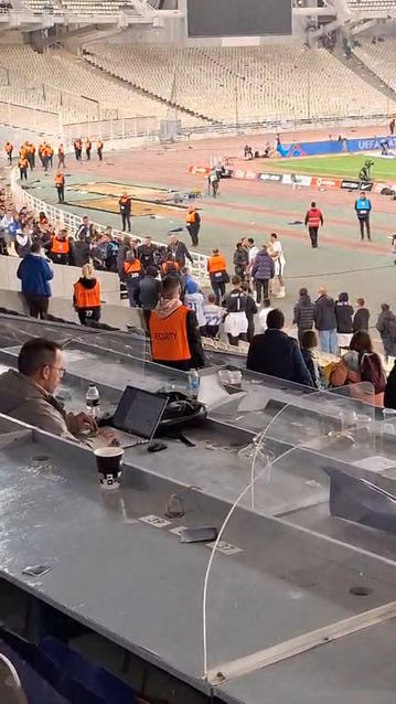 Ελλάδα - Αγγλία: Κόσμος ζήτησε Selfie από τους Ρότζερς και Μπέλιγχαμ