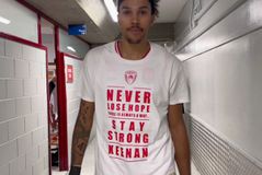 Ολυμπιακός: Το συγκινητικό μήνυμα στα μπλουζάκια των παικτών για τον Έβανς (vid)