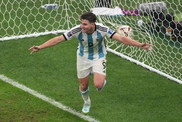 Χούλιαν Άλβαρες: Ποιος είναι ο μικρός συμπαραστάτης του Μέσι (vid)