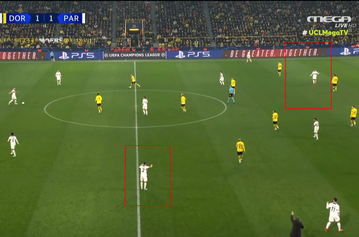 H στιγμή που ο Χακίμι κάνει νόημα στους συμπαίκτες του να σταματήσουν και ο Εμπαπέ... αρπάζεται (pics)