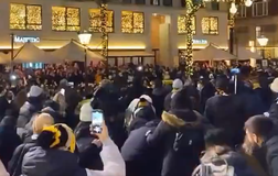 Ντύθηκε στα «κιτρινόμαυρα» το Άμστερνταμ: Χαμός στην πλατεία Ντραμ από τους οπαδούς της ΑΕΚ! (vids)