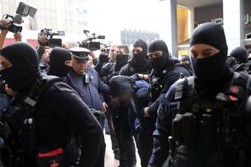 Η έξοδος του 18χρονου από τα δικαστήρια με τη συνοδεία της αστυνομίας