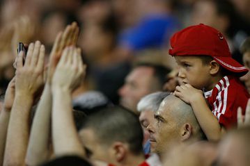 Πριν πιάσετε στο στόμα σας τον πατέρα με το παιδί του, κοιτάξτε τον εαυτό σας στον καθρέφτη