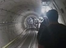 Απίστευτο σκηνικό στη Θεσσαλονίκη: Συρμός του Μετρό σταμάτησε μέσα στη σήραγγα - Με τα πόδια βγήκαν από αυτή οι επιβάτες