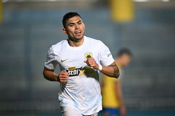 Ο Πινέδα μπήκε με την μπάλα στα δίχτυα για το 1-0 της ΑΕΚ στο Αγρίνιο