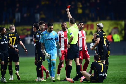 Με 10 παίκτες ο Ολυμπιακός στο «Κλεάνθης Βικελίδης»!