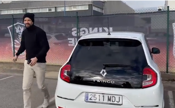 Ασταμάτητο το «τρολάρισμα» του Πικέ στη Σακίρα: Εμφανίστηκε με λευκό Twingo στο γήπεδο (vid)