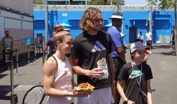 «The Stef gyro» - «The Sakkari snack pack»: Σάκκαρη και Τσιτσιπάς «έγιναν» σουβλάκι και σνακ για τα παιδιά