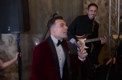 Κώστας Σλούκας: Άρπαξε το μικρόφωνο και τραγούδησε Σφακιανάκη στο γάμο του (vid)