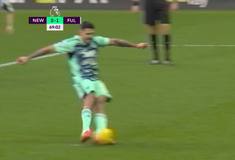 Ο Μίτροβιτς εκτέλεσε πέναλτι, σκόραρε, αλλά ακυρώθηκε γιατί η μπάλα βρήκε και στα δύο πόδια (vids)