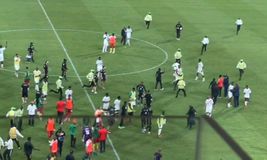 Έκαναν «ντου» οι οπαδοί μετά τη λήξη του αγώνα Καμερούν - Γουινέα (vid)