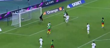 Ισόπαλο το Καμερούν του Μουκουντί με τη Γουινέα του Αγκιμπού Καμαρά (vids)