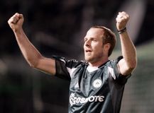 Ο Μάρκους Μινχ στην εξέδρα των οπαδών του Παναθηναϊκού στο Μόναχο