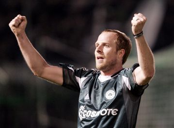 Ο Μάρκους Μινχ στην εξέδρα των οπαδών του Παναθηναϊκού στο Μόναχο