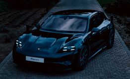 Η εντυπωσιακή Porsche της Μαρίας Σάκκαρη είναι πιο γρήγορη και από τα σερβίς της (pics)