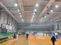 «Εγκληματική» ενέργεια της αστυνομίας: Δακρυγόνο στο κλειστό του Αγίου Θωμά, άδειασε όλο το γήπεδο (gallery & vid)