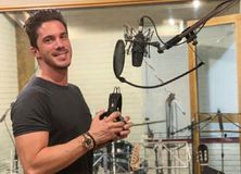 Με κασκόλ ΟΦΗ εμφανίστηκε ο Nίκος Οικονομόπουλος (vid)