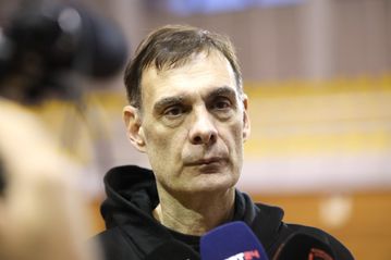 Μπαρτζώκας: «Δεν υποτιμούμε κανένα τρόπαιο, ο Ολυμπιακός πάντα παίζει για να διεκδικεί τίτλους» (vid)