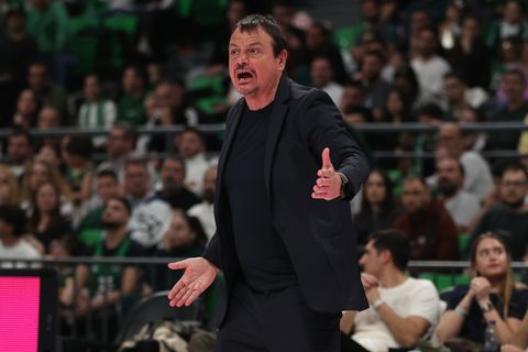 Παρά την αδιαθεσία του, ο Αταμάν σηκώθηκε από τον πάγκο για να «ξυπνήσει» τον Παναθηναϊκό Aktor (vid)