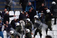 Σκηνές έντασης στο Κηφισιά – ΟΦΗ: Διακοπή μετά από επεισόδιο με οπαδούς