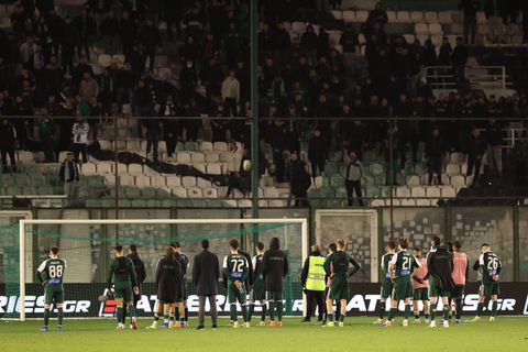 Αμίλητοι οι παίκτες του Παναθηναϊκού μπροστά στη Θύρα 13 (pics)