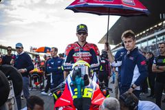 Ο Μιρ προειδοποιεί τους αναβάτες για την πρόωρη υπογραφή συμβολαίων