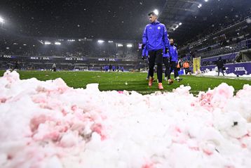 Φοβερή κίνηση από οπαδούς της Άντερλεχτ - Βοήθησαν στον καθαρισμό του γηπέδου από το χιόνι (Vid)