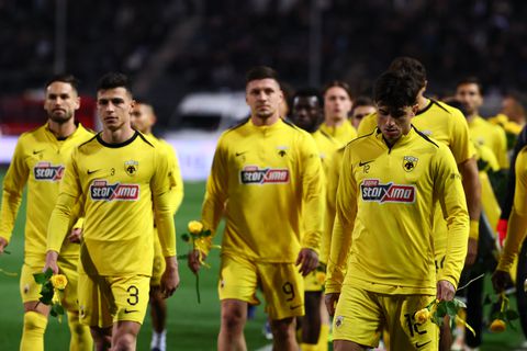 Στεφάνι και λουλούδια κατέθεσε η ΠΑΕ ΑΕΚ στη μνήμη των αδικοχαμένων φίλων του ΠΑΟΚ (pics & vid)