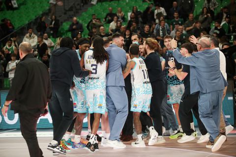 Το «φατούρο» στον Λυκογιάννη και τα πανηγύρια των παικτών του Κολοσσού Ρόδου μετά το «διπλό» στο T-Center (gallery & vid)