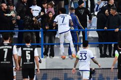 Ο Αντονίσε ανέβηκε στα κάγκελα για να ηρεμήσει το παιδί του - Το πήρε από την εξέδρα και την ένταση (pics)