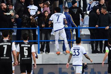 Ο Αντονίσε ανέβηκε στα κάγκελα για να ηρεμήσει το παιδί του - Το πήρε από την εξέδρα και την ένταση (pic)