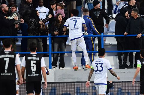 Ο Αντονίσε ανέβηκε στα κάγκελα για να ηρεμήσει το παιδί του - Το πήρε από την εξέδρα και την ένταση (pic)