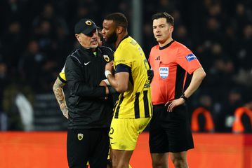 Έντονη ανησυχία στην ΑΕΚ με Μουκουντί: Αποχώρησε με μάσκα οξυγόνου