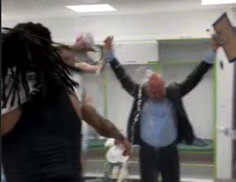 Πανηγυρισμοί με... μπουγέλο για τον Λυκογιάννη μετά τη μεγάλη νίκη του Κολοσσού στο T-Center (vid)