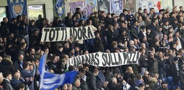 Απάντησαν στους ultras της Ρόμα οι οπαδοί της Μπράιτον: «Ο Τότι λατρεύει τον ανανά στην πίτσα του»