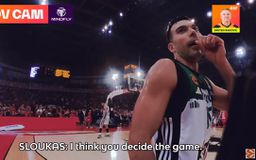 Η στιγμή που ο Σλούκας λέει στους διαιτητές: «Κρίνατε το παιχνίδι»