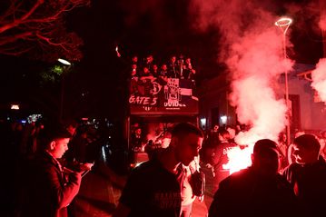 Πανικός στην πλατεία της Καλαμάτας για τη φιέστα ανόδου στη Stoiximan Super League (pics & vids)