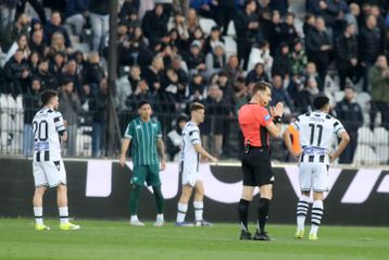 Συγκλονιστική στιγμή στην Τούμπα: Διακοπή στο 20ο λεπτό στη μνήμη του Κλεομένη