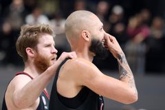 Αυτή είναι η φωτογραφία με τον οπαδό του Πανιωνίου να κάνει χειρονομίες στον Εβάν Φουρνιέ