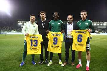 Ο Παναιτωλικός τίμησε τους Τσάβες, Κοντούρη, Τεττέη - Ο Παναθηναϊκός τα «καναρίνια»-Τι έγραφε η πλακέτα του (pics)