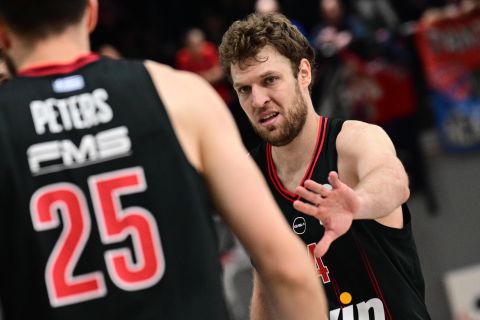 Συγκλονιστικός Βεζένκοφ: «Μέχρι πότε θα χάνονται νέα παιδιά για το τι ομάδα υποστηρίζουν;»