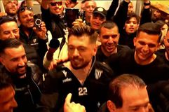 «Ερχόμαστε, μαύρη ολέ, ολέ»: Χαμός στα αποδυτήρια της Καλαμάτας (vid)