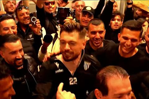 «Ερχόμαστε, μαύρη ολέ, ολέ»: Χαμός στα αποδυτήρια της Καλαμάτας (vid)