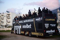 Τι ζήτησαν από τον κόσμο οι παίκτες της Καλαμάτας που κάνουν το γύρo του θριάμβου (Vid)