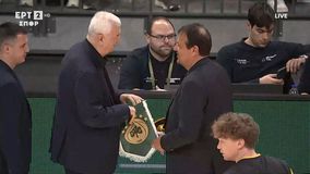 Αταμάν και Σάκοτα τα είπαν για λίγο κατά την ανταλλαγή των αναμνηστικών