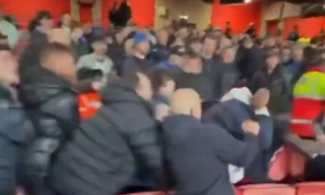 Απίστευτο: Οπαδοί της Έβερτον ξυλοκόπησαν φίλους παίκτη της ομάδας τους! (vds)