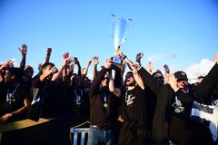 Η απονομή του τροπαίου για την άνοδο της Καλαμάτας!