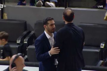 Πανιώνιος - Ολυμπιακός | Ένταση του Μπαρτζώκα με την κερκίδα με τη λήξη της αναμέτρησης