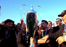 Η στιγμή της απονομής του τροπαίου στην Καλαμάτα (vids)