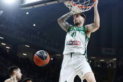 Δύο τρομερές συνεργασίες του Παναθηναϊκού με τον Χουάντσο να καρφώνει στο καλάθι του Ολυμπιακού (vids)